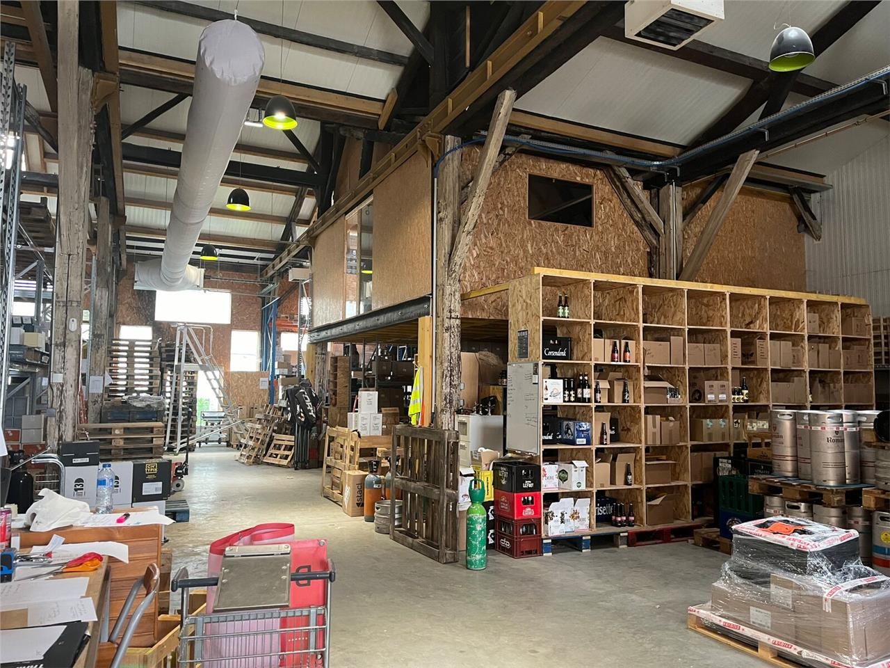 A VENDRE - LOCAUX D'ACTIVITÉ - 622 M2 - SAINT-QUE