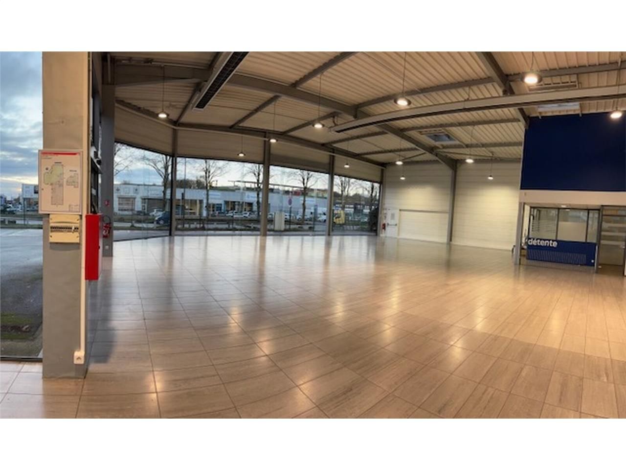 A VENDRE - LOCAUX COMMERCIAUX - 1450 M2 - SAINT-Q