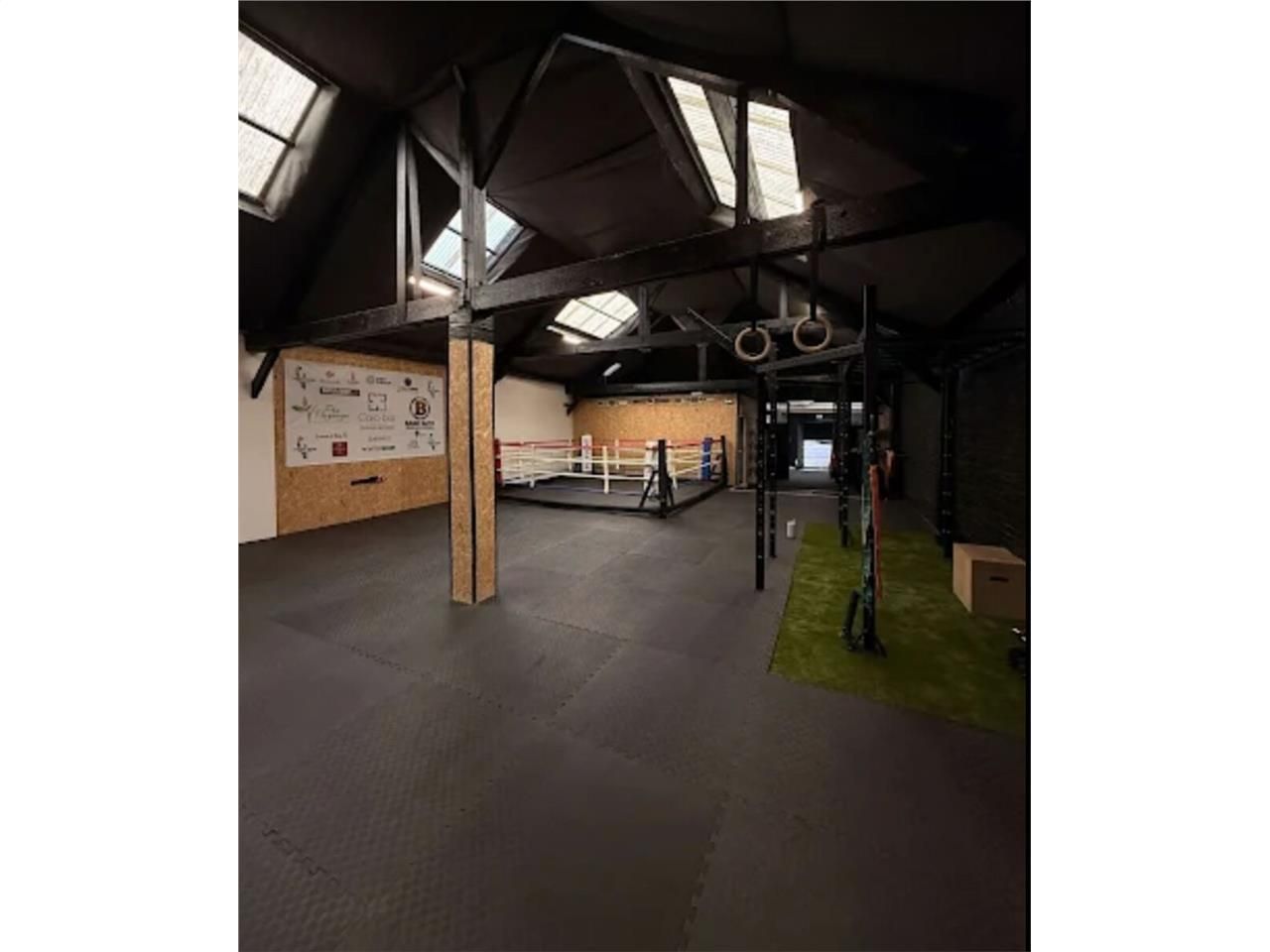 A VENDRE - LOCAUX D'ACTIVITÉS OCCUPÉS  - 430 M2 -