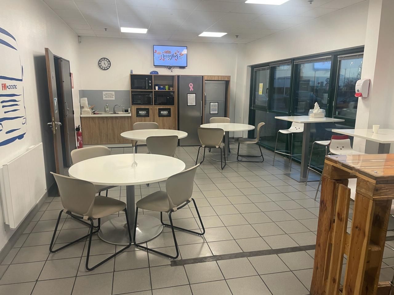 16327 m² pour cetentrepôts classe a en location à Fretin