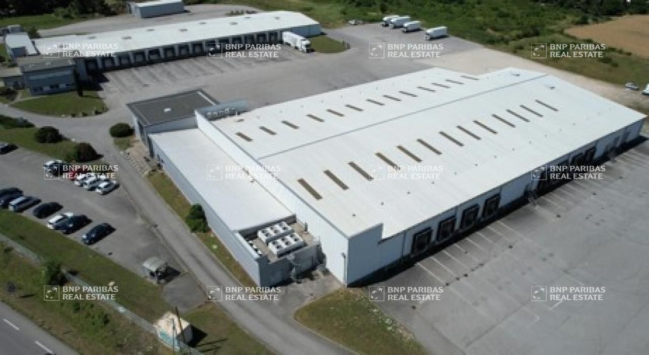4892 m² pour cetentrepôts classe c en location à Montéléger