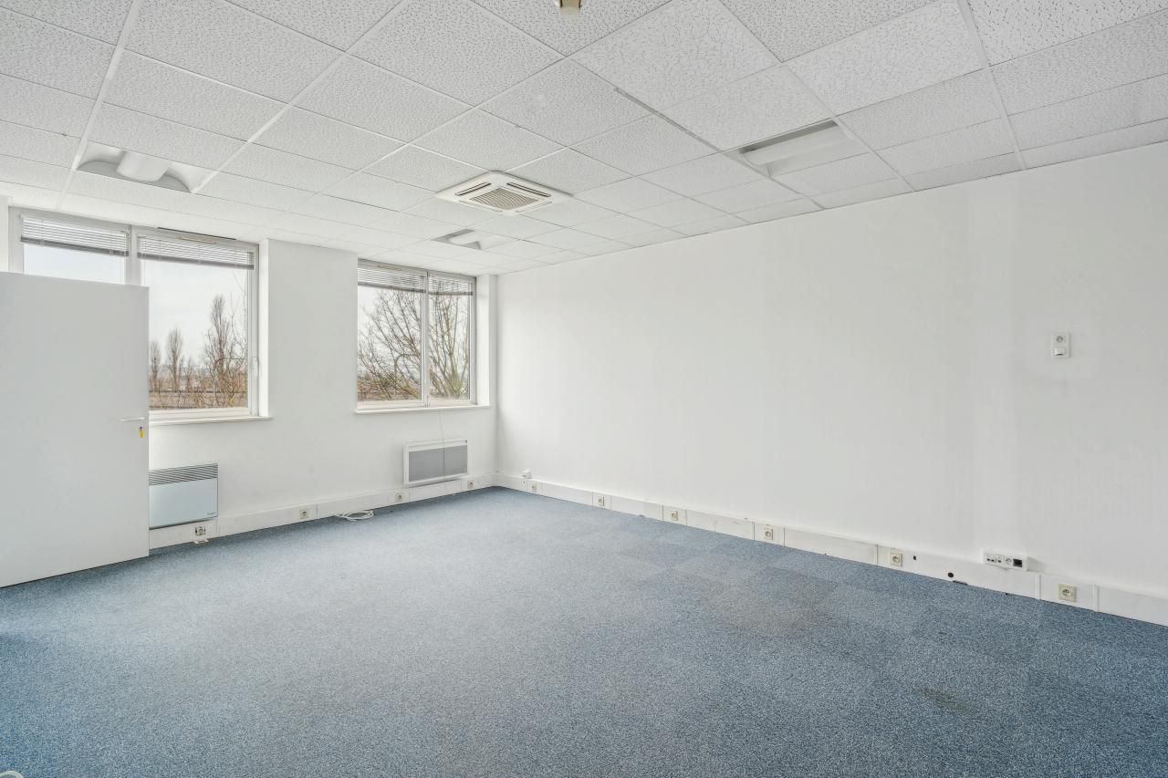 927 m² pour ce bureaux en location à Neuilly plaisance