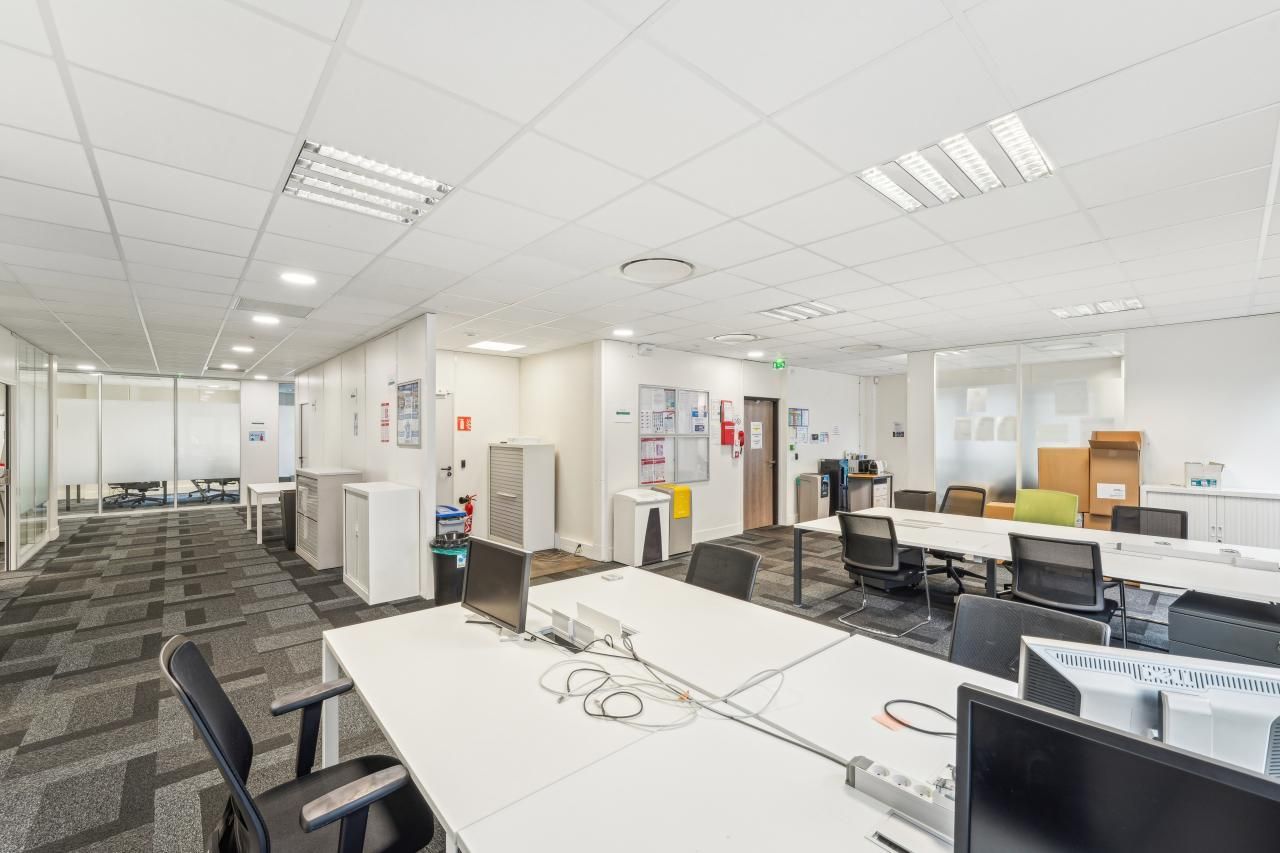396 m² pour ce bureaux en location à Saint-ouen