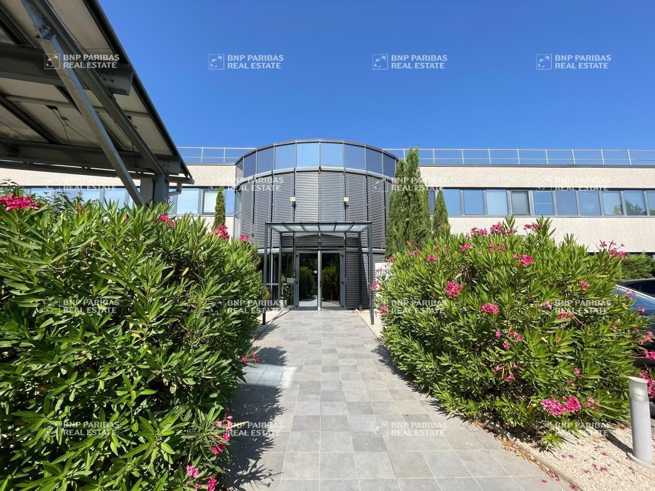 1048.38 m² pour ce activité en location à Rousset