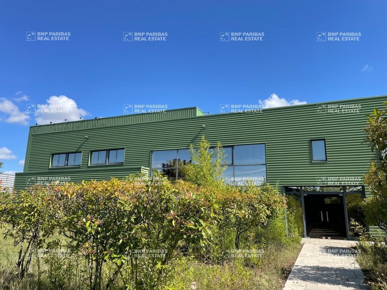 1068 m² pour ce activité en location à Olivet