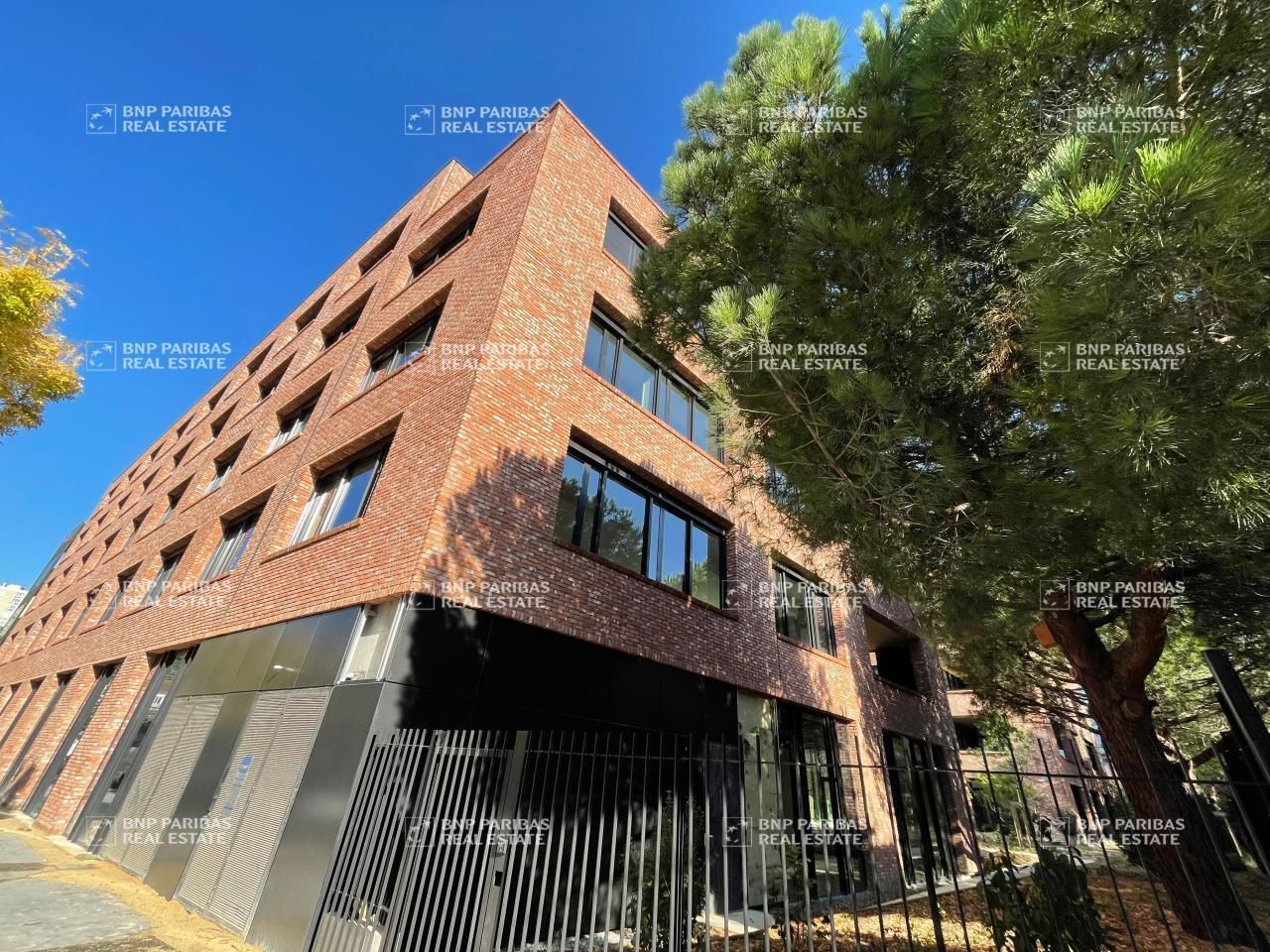 6299 m² pour ce bureaux en location à Lyon