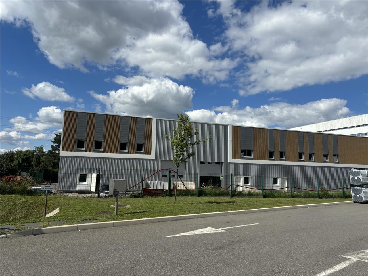 À LOUER - Locaux d'activité en lots réunissables.