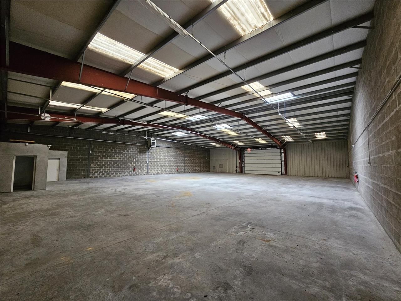 A LOUER local d'activité de 675 m². Idéalement si
