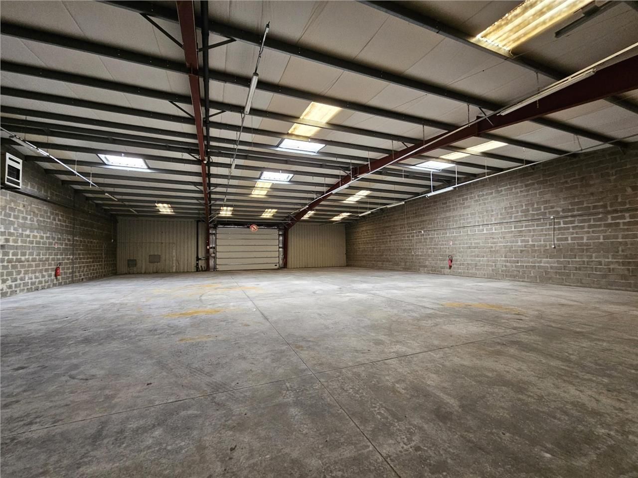A LOUER local d'activité de 675 m². Idéalement si