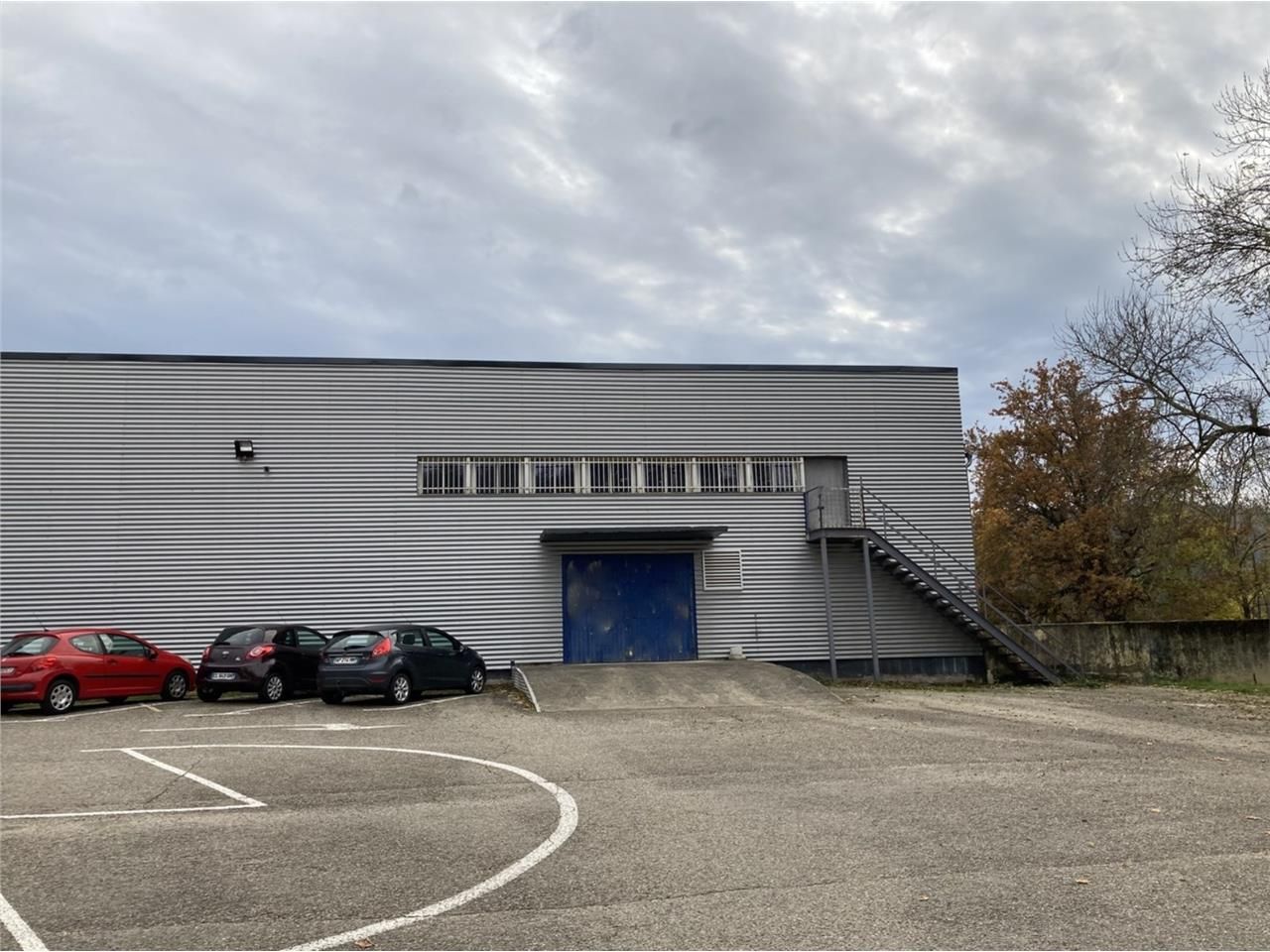 A louer - Locaux commerciaux dans un ensemble de 