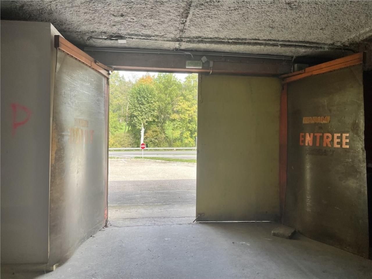 A louer - Locaux commerciaux dans un ensemble de 