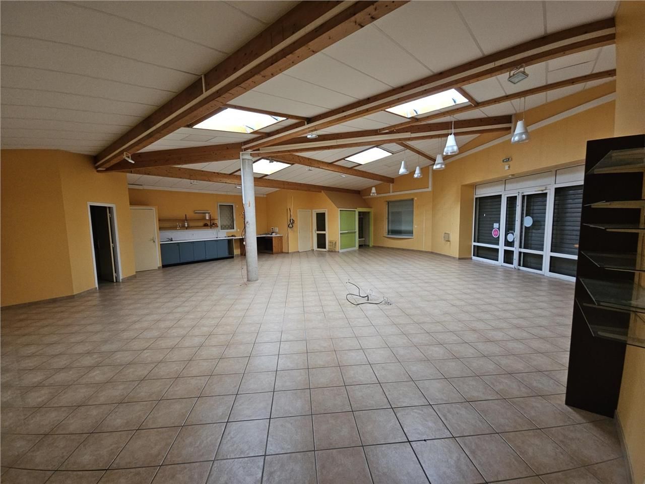 À VENDRE  Très beau local commercial de 165 m² tr