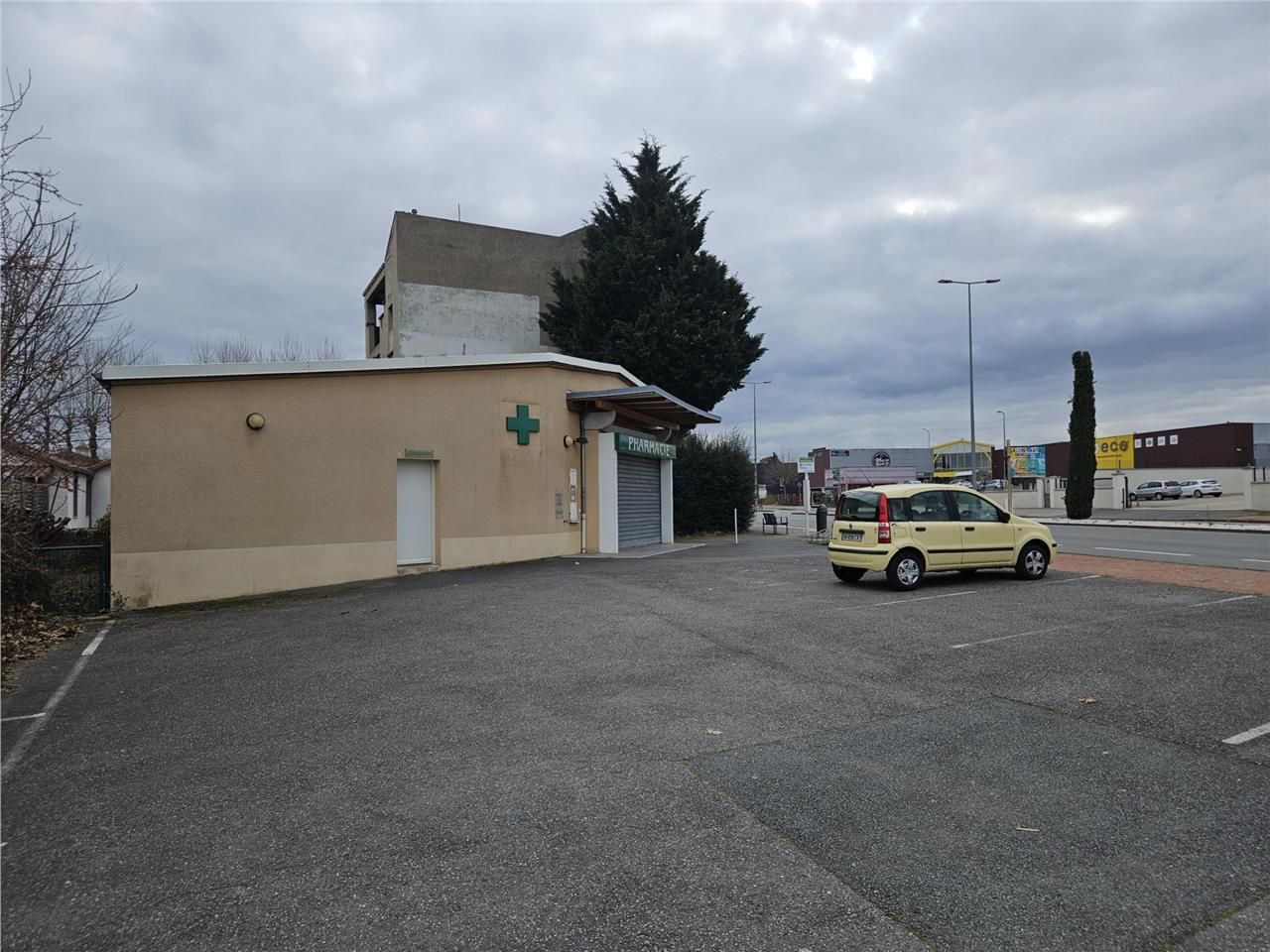 À VENDRE  Très beau local commercial de 165 m² tr