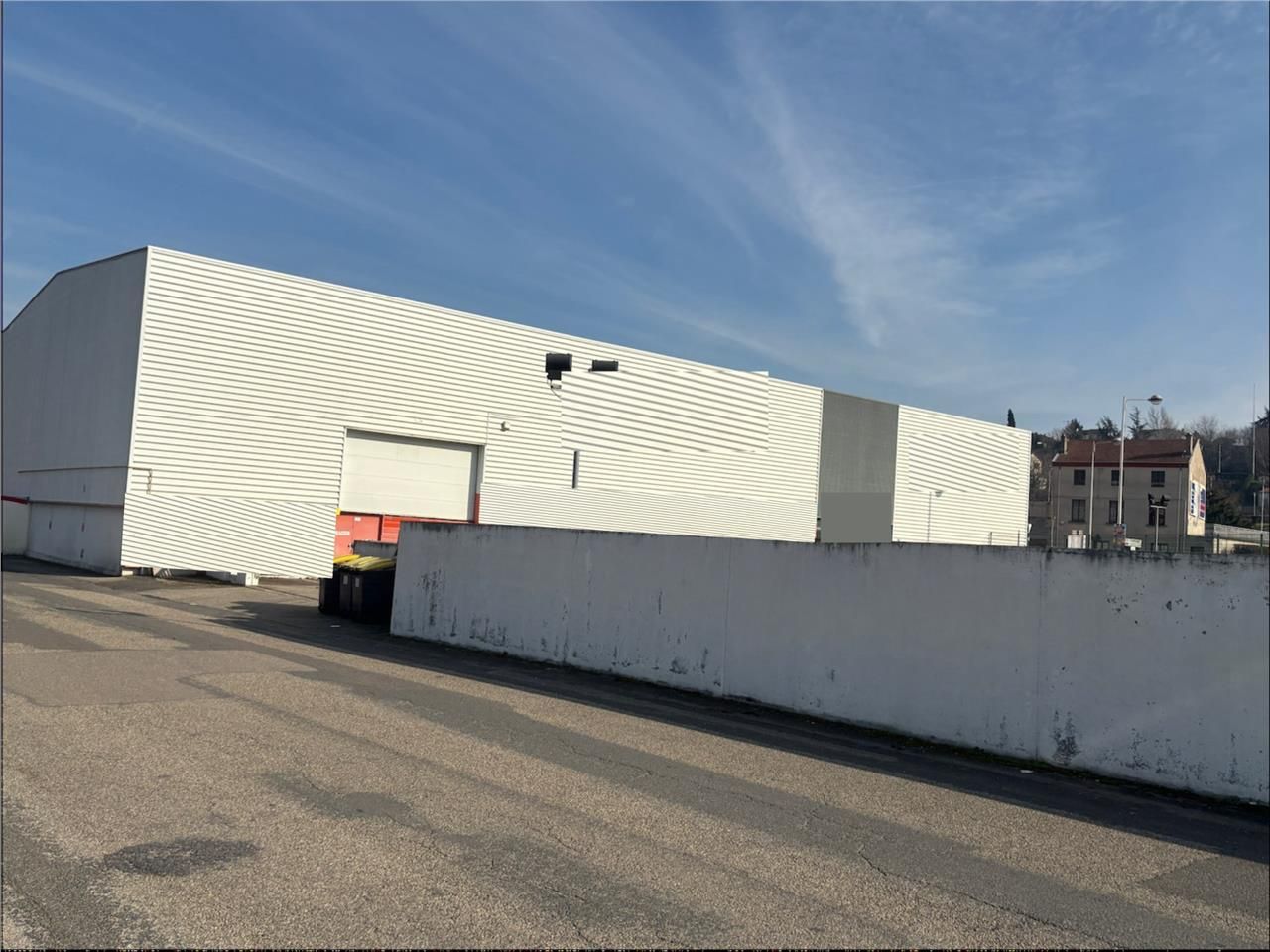 À LOUER : Local commercial de 868 m², très bel em