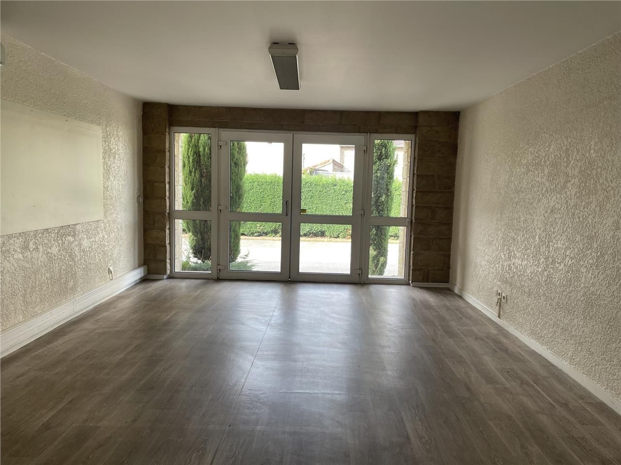 Bâtiment mixte indépendant sur son terrain Quarti