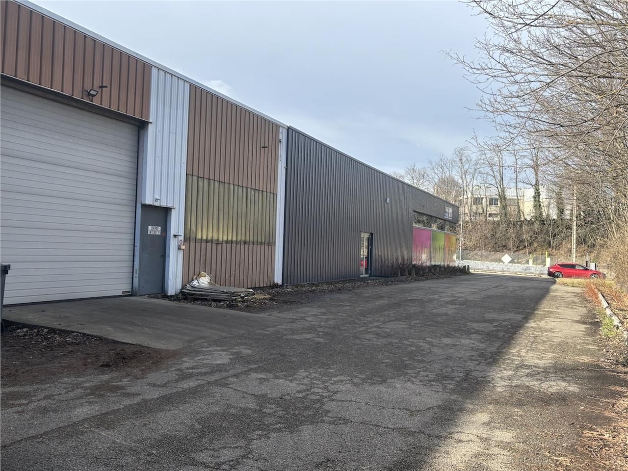 À LOUER - Local d'activités de 1 540 m² avec show