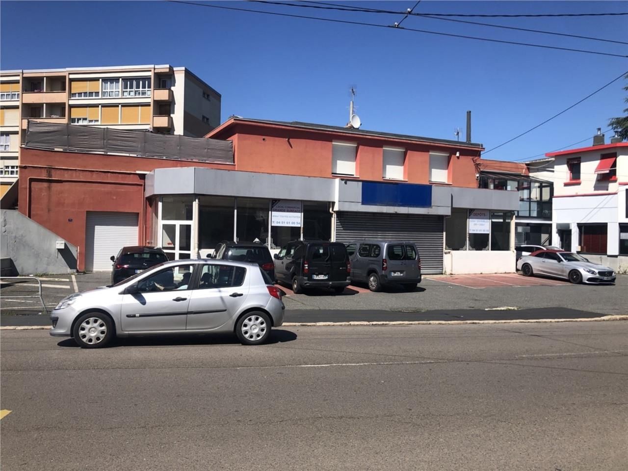 A louer un Local Commercial avec vitirine, et 2 l