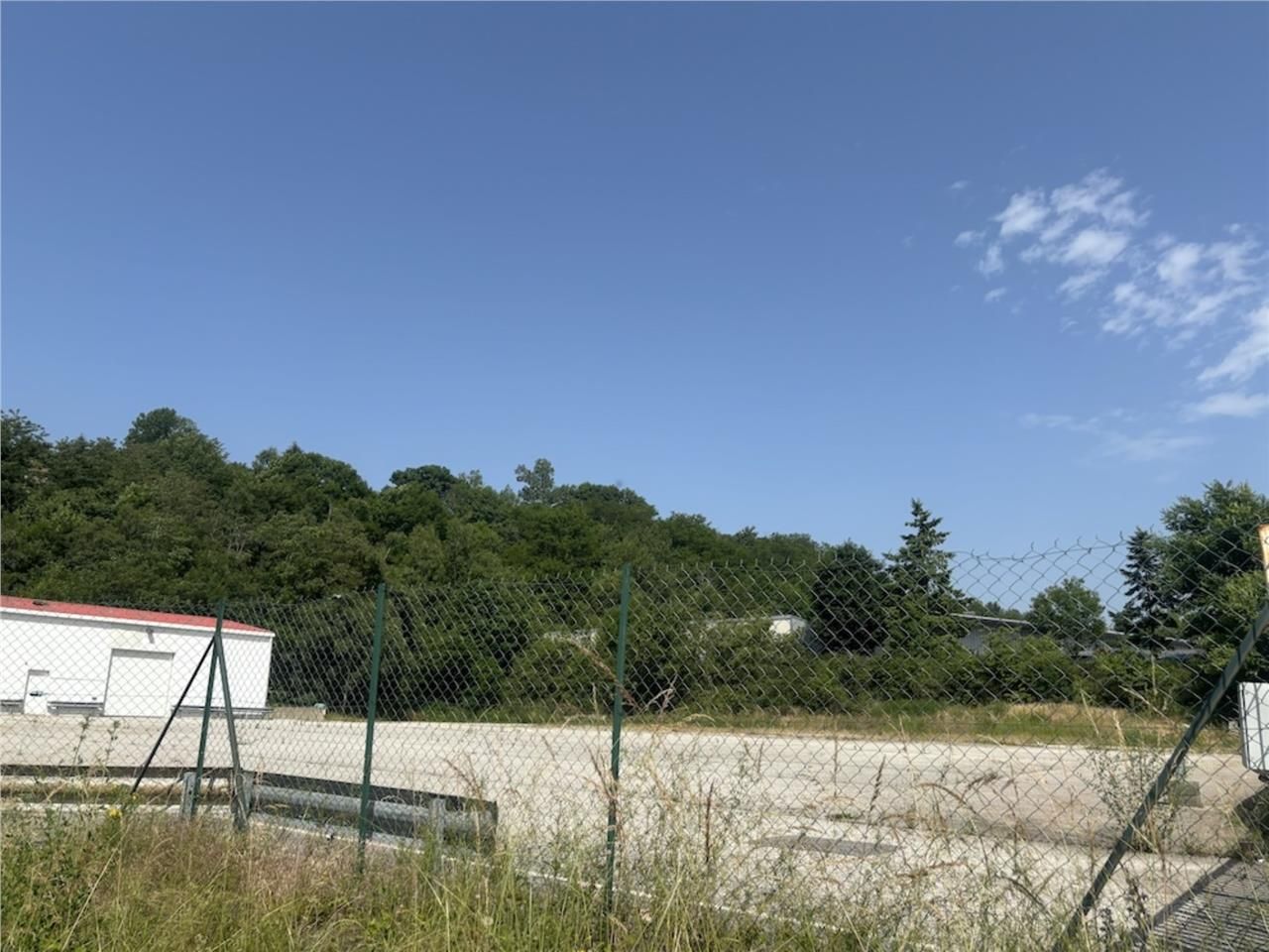 À LOUER : Bâtiment indépendant de 300 m² sur un g