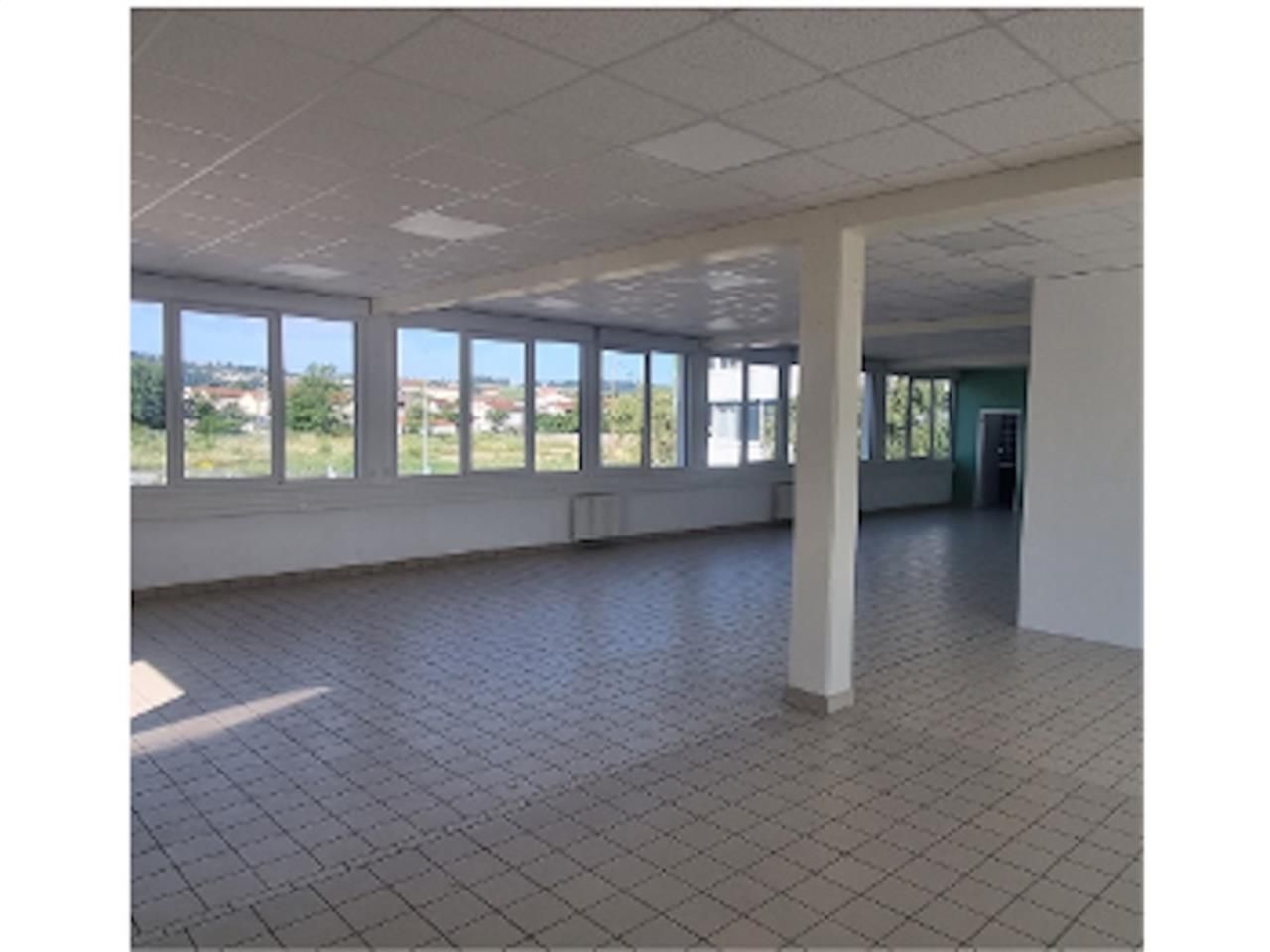 A louer bureaux au 1er étage d'un bâtiment R+1.  