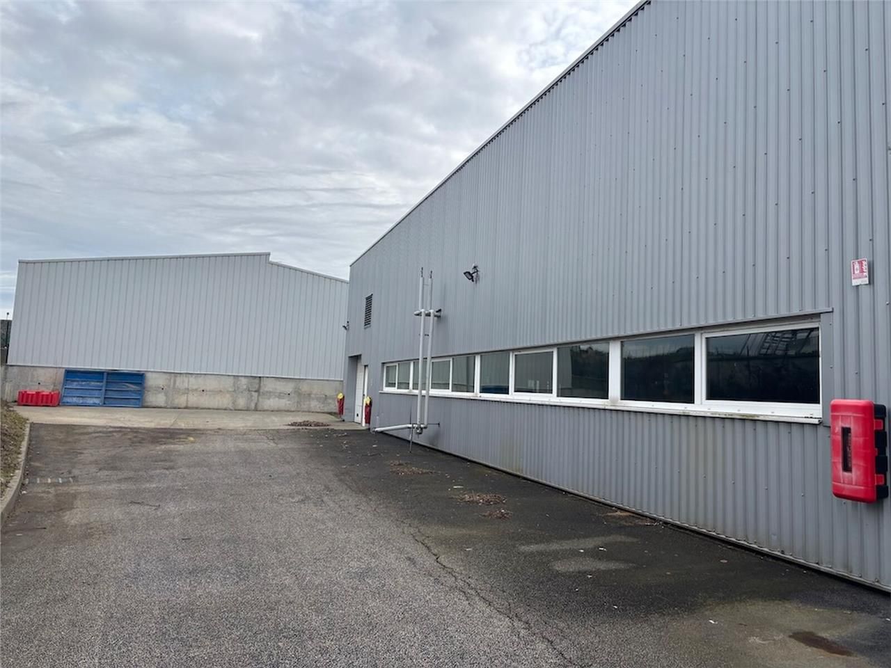 À VENDRE OU À LOUER : Local d'activités de 1 860