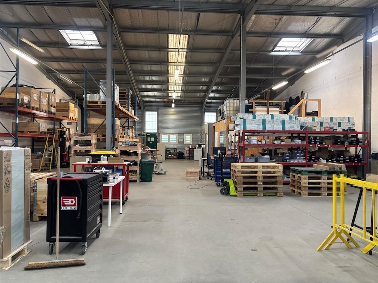 À LOUER : Local d'activités de 390 m² au sein d'u