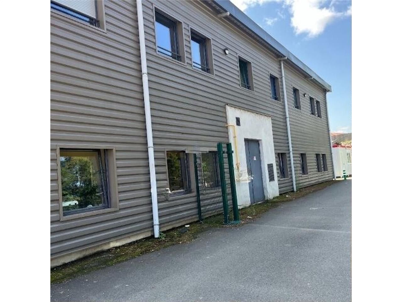 Ensemble de locaux d'activité avec bureaux de 2 5