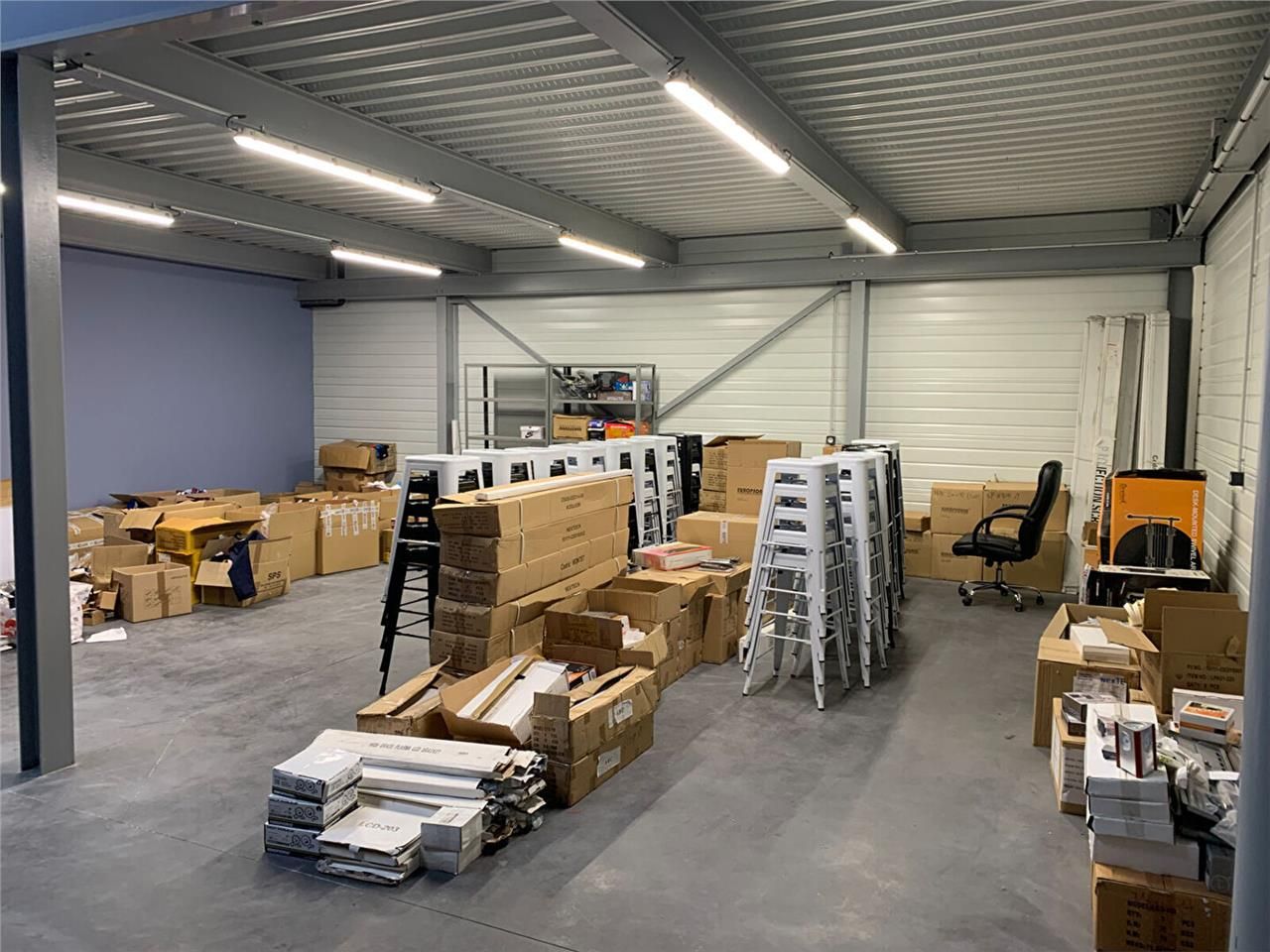 À VENDRE : Locaux d'activités de 360 m² + 6 place