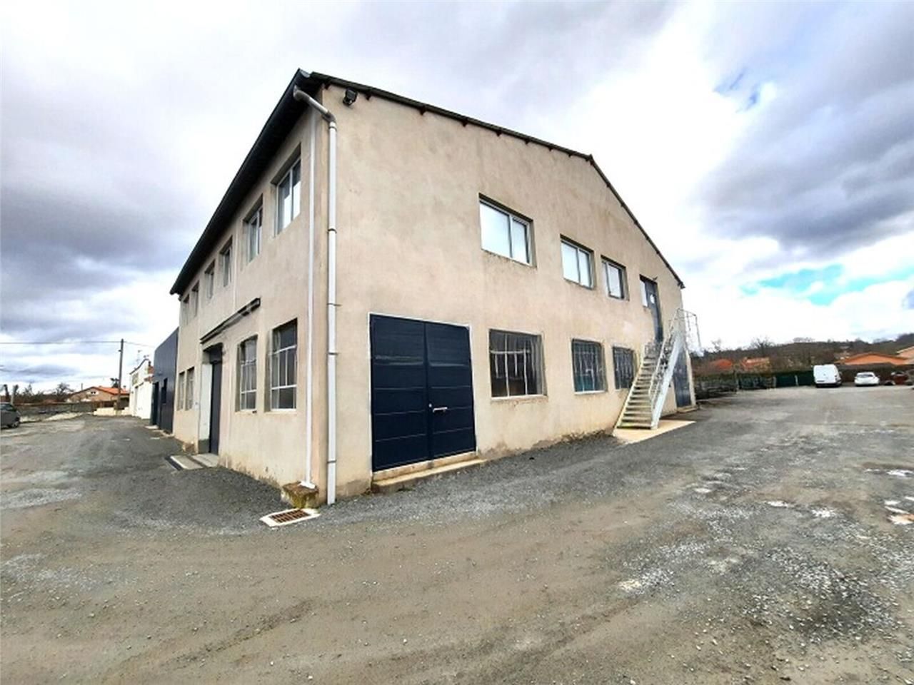 Un bâtiment professionnel fonctionnel au coeur d'