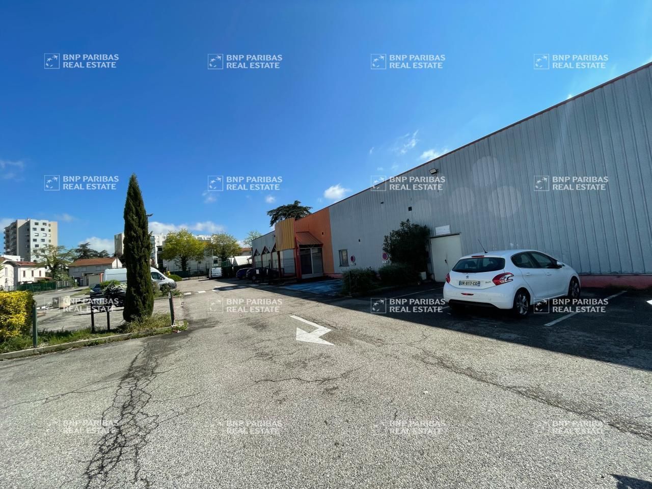 1064 m² pour ce activité en location à Saint-priest