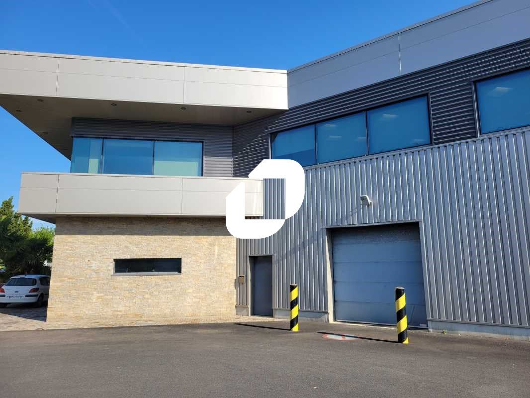 Proche des grands axes routiers avec une bonne vi