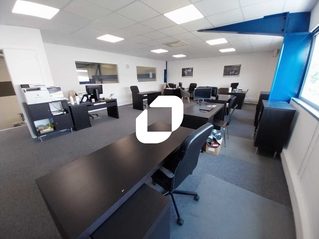 Dans une zone d'activité en développement de Sain