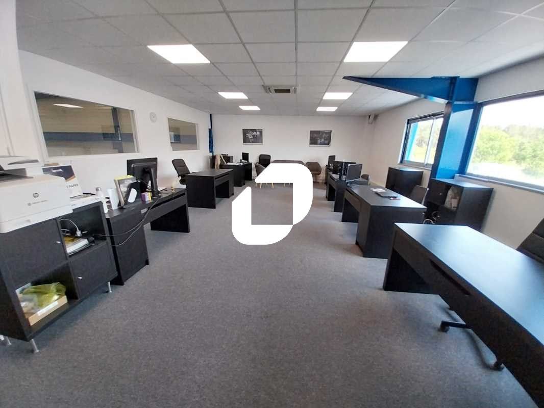 Dans une zone d'activité en développement de Sain