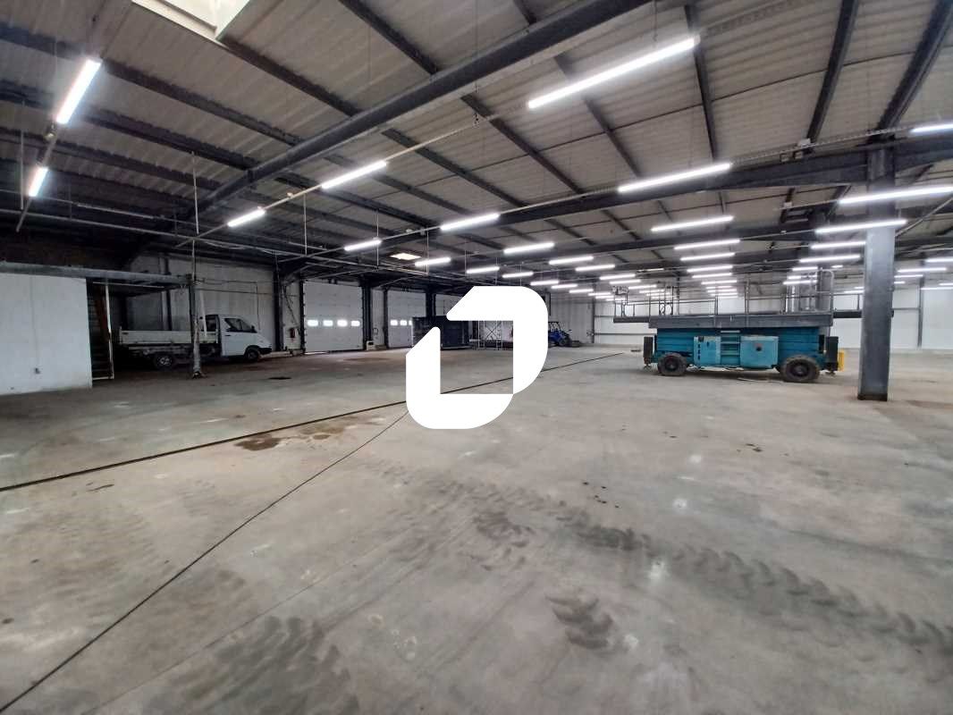 A proximité immédiate de la sortie de rocade et d