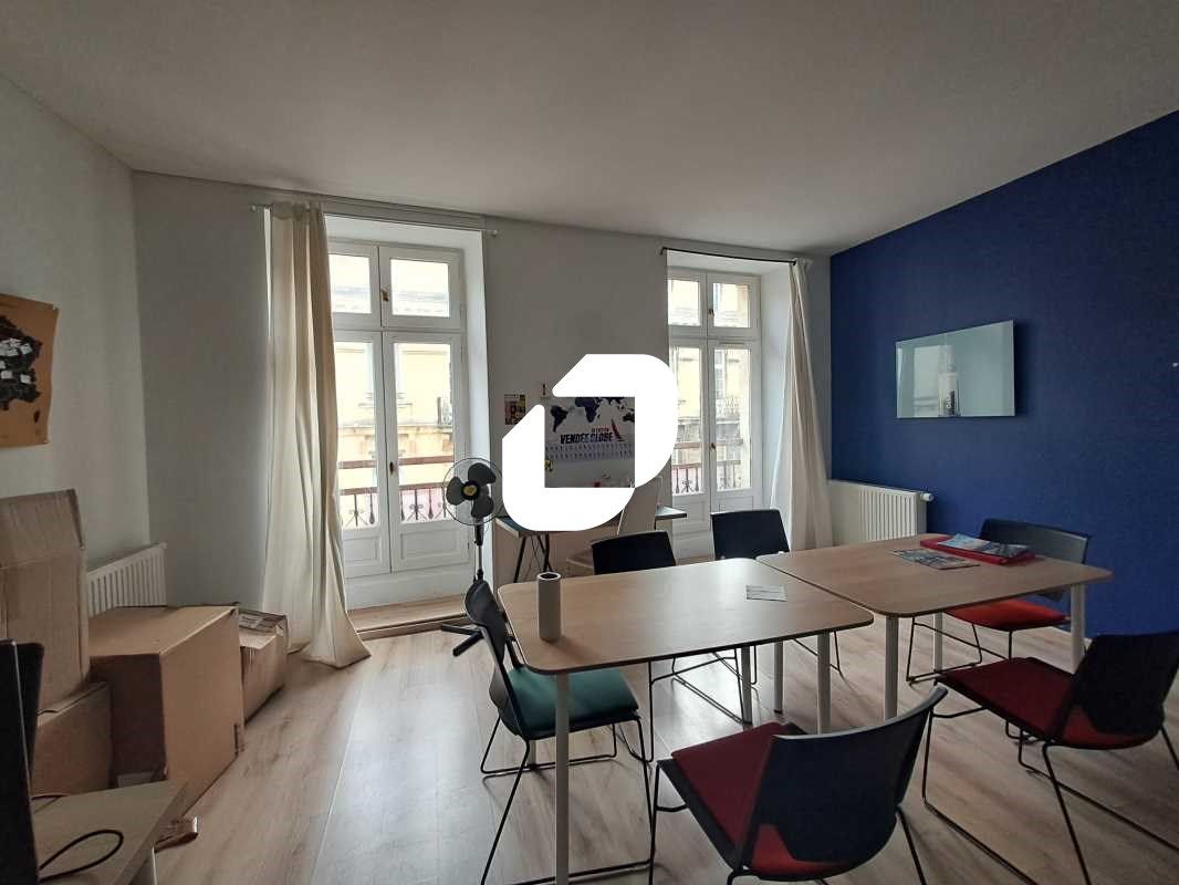 Dans l'hyper-centre de Bordeaux et au pied des tr