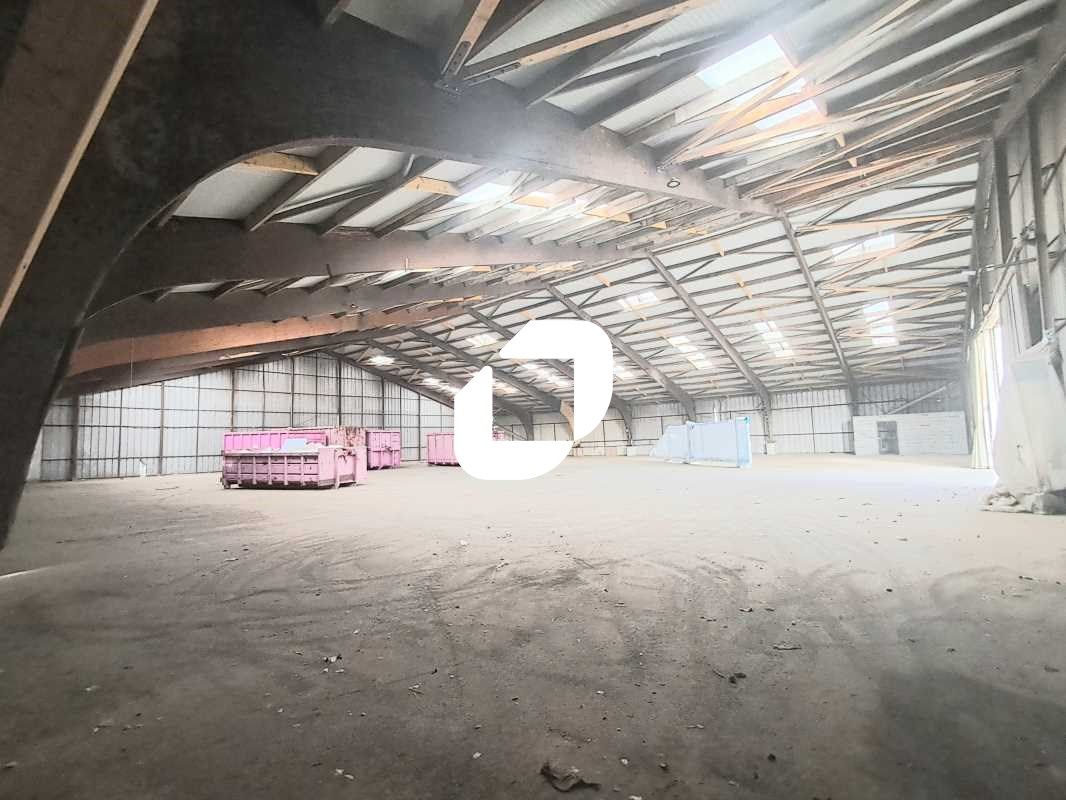 Au coeur de la zone d'activité de Bassens, a prox