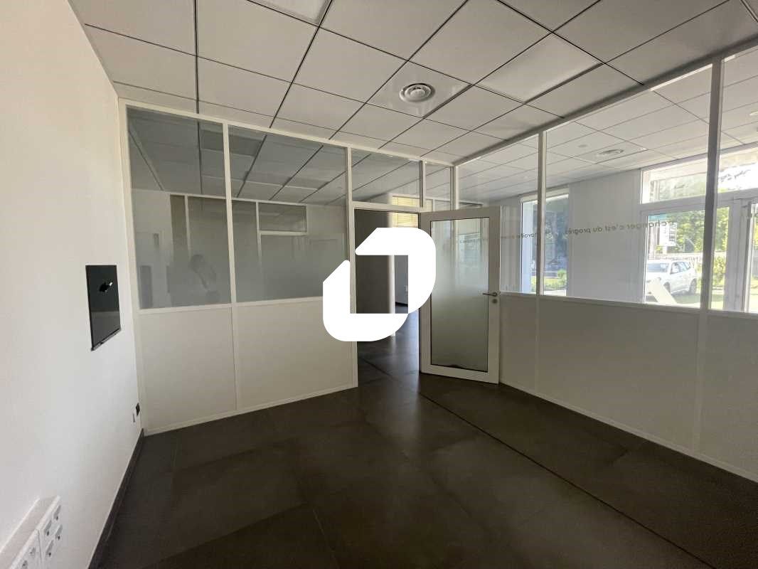 Sur la commune d'Eysines, sur un axe passant  et 