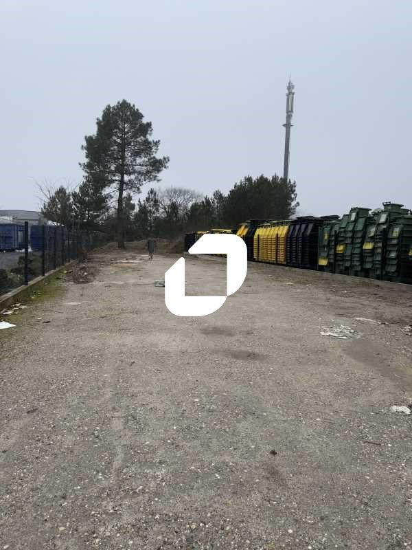 A proximité immédiate de la D1250 axe principal e