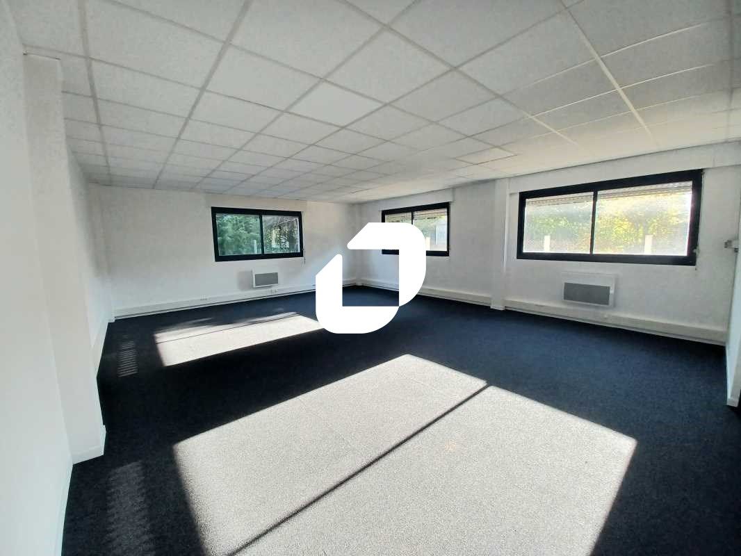 Au coeur de la zone d'activité Mélac et à proximi