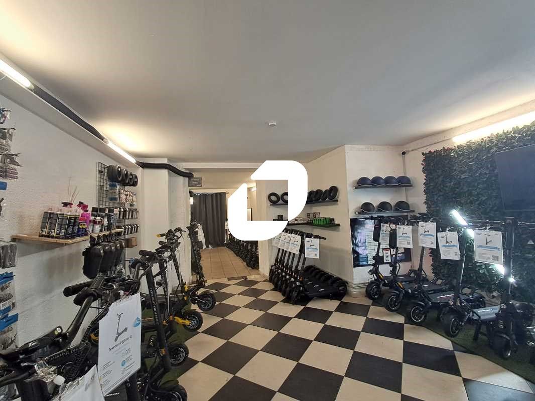 Sur les quais de Bordeaux et au pied du tramway,