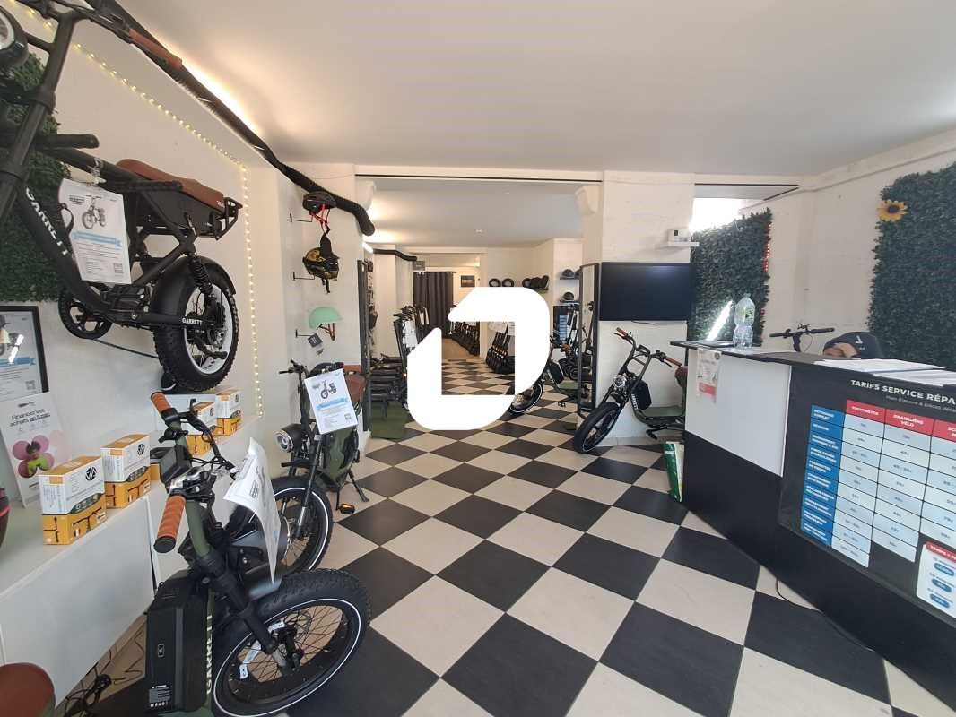 Sur les quais de Bordeaux et au pied du tramway,