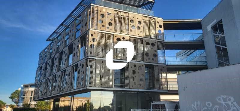 Au pied de la ligne de tramway A et à l'entrée de