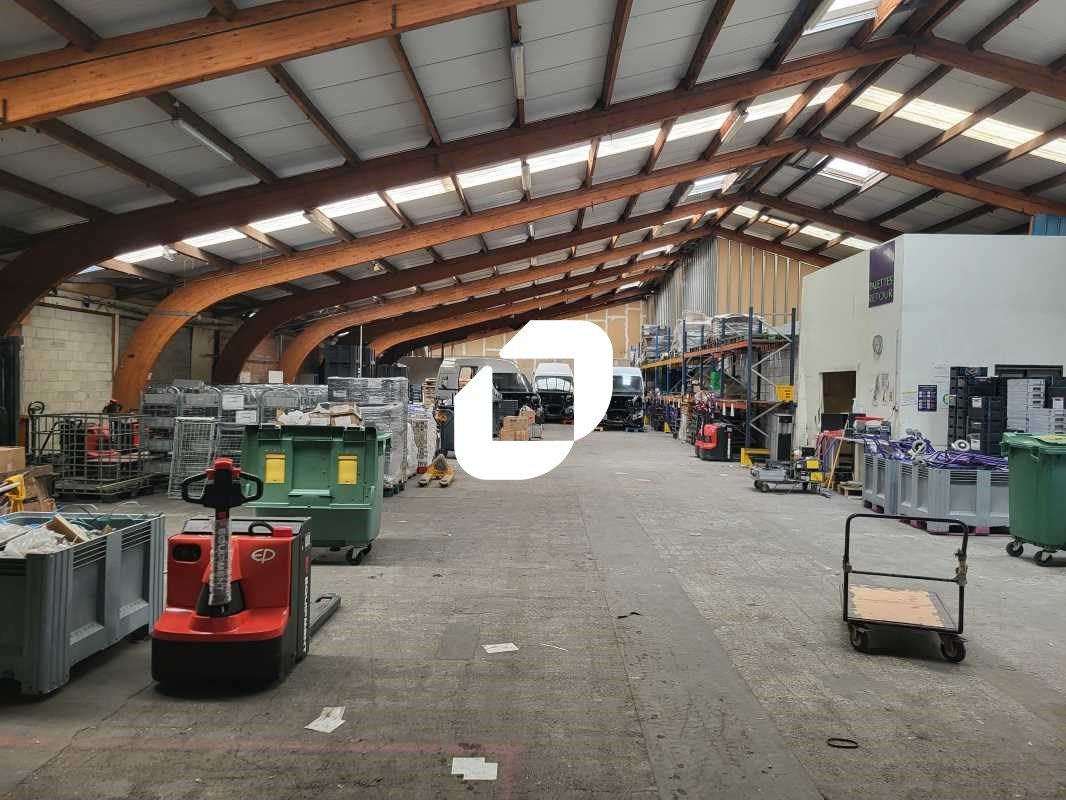 Dans une zone d'activité dynamique, proche de la 