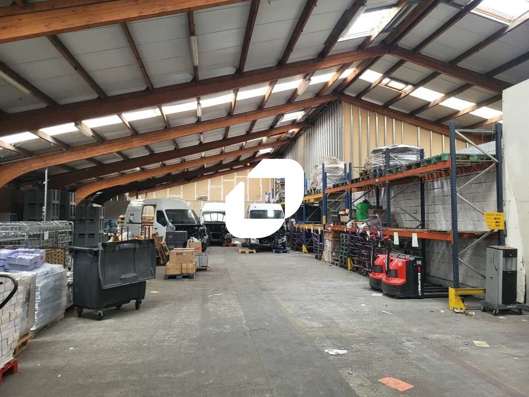 Dans une zone d'activité dynamique, proche de la 