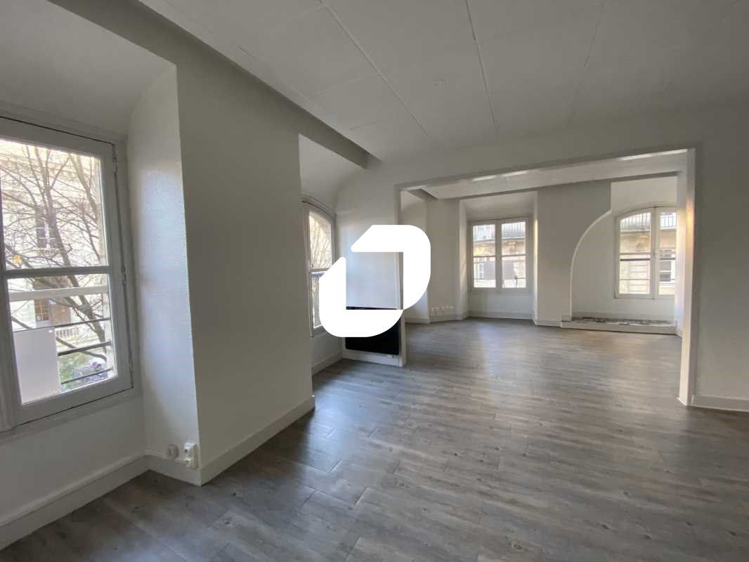 Dans le triangle d'or, idéalement situé à côté du