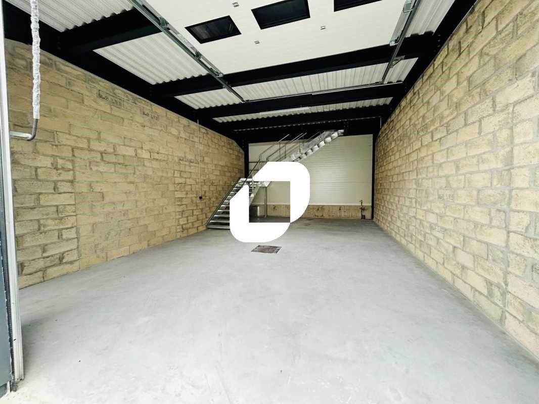 A proximité immédiate de l'A63 Sortie 26 (A), Imm