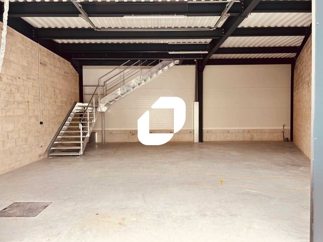 A proximité immédiate de l'A63 Sortie 26 (A), Imm