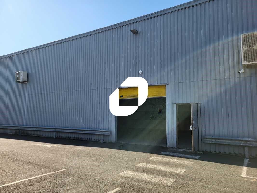 A proximité immédiate de la zone commerciale de c