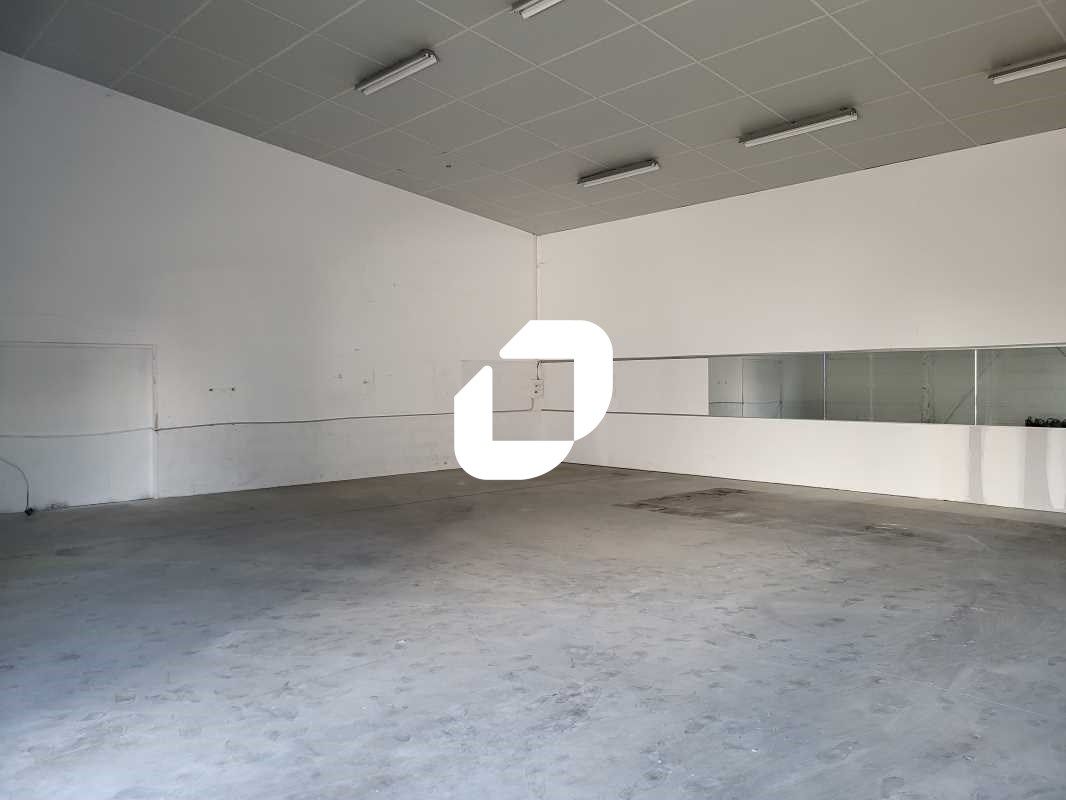 A proximité immédiate de la zone commerciale de c