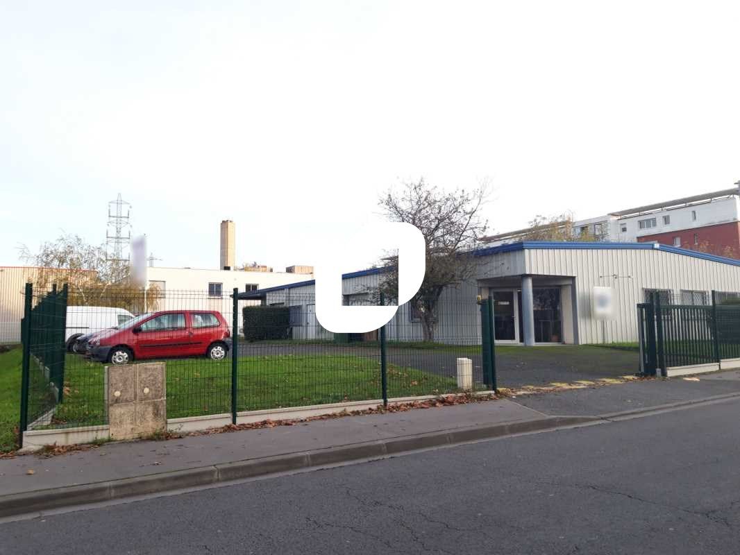 A proximité immédiate de la sortie de rocade et d