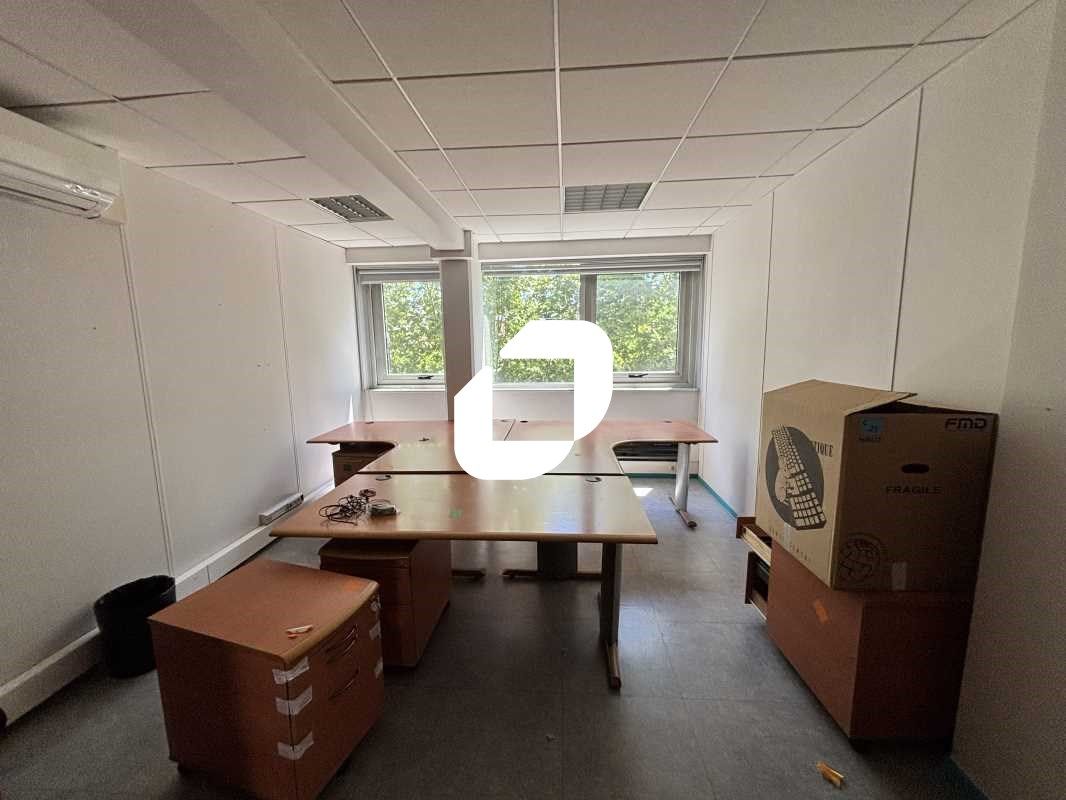 À proximité immédiate de l'Hôtel de Police et de 